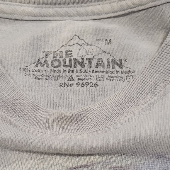 🚨SOLD🚨🚨The Mountain wolf tshirt flannel - Picture 5 of 6